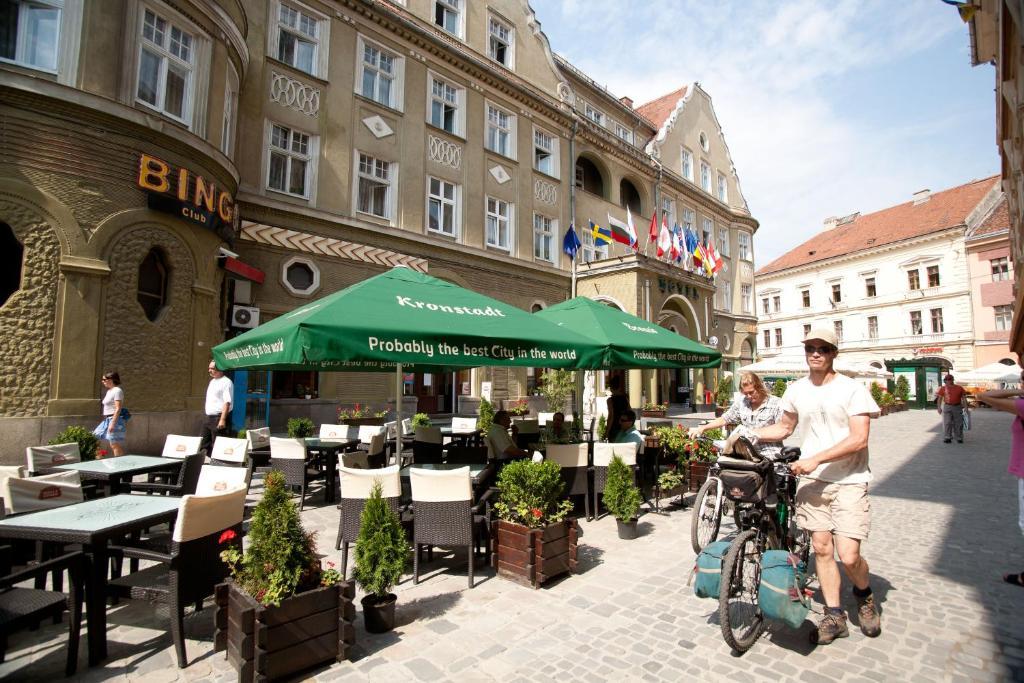 Hotel Coroana Braşov Buitenkant foto