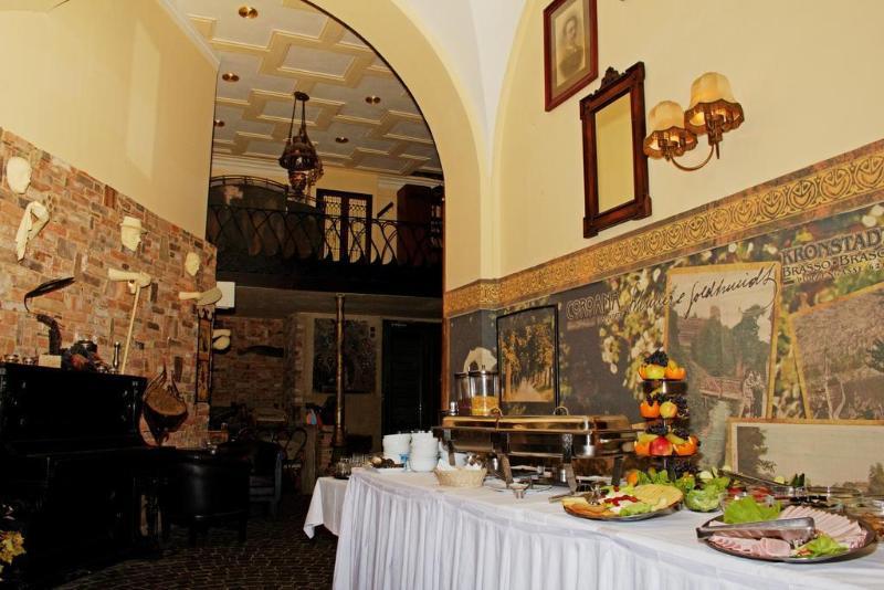 Hotel Coroana Braşov Buitenkant foto