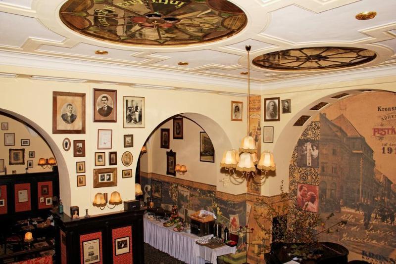 Hotel Coroana Braşov Buitenkant foto